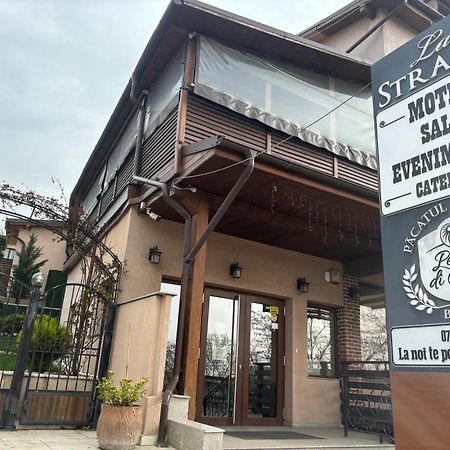 Hotel La Strada Onesti Exterior foto