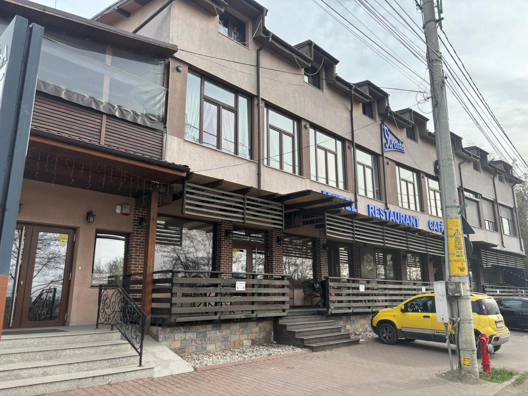 Hotel La Strada Onesti Exterior foto